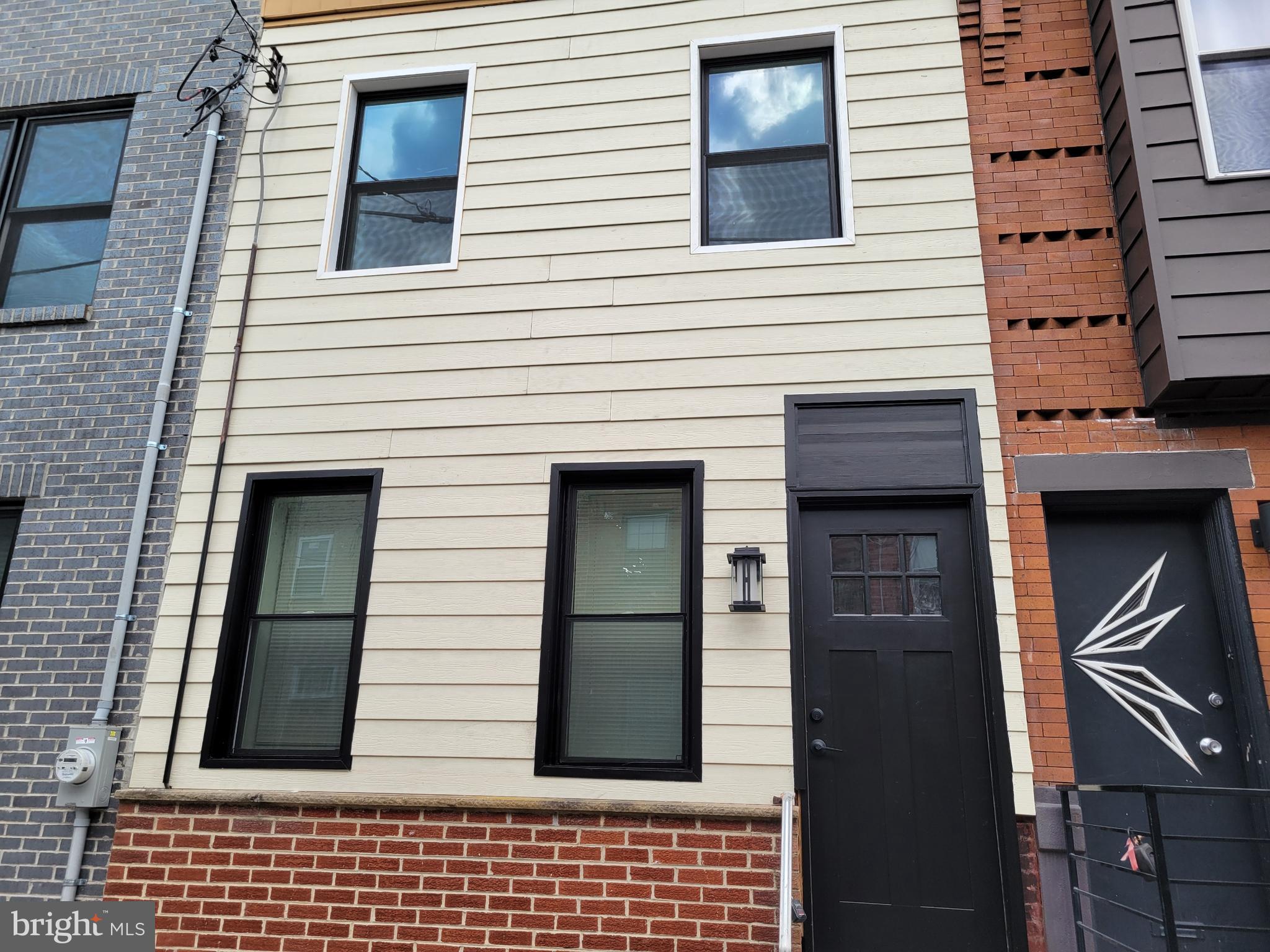 a view of a brick house with entryway