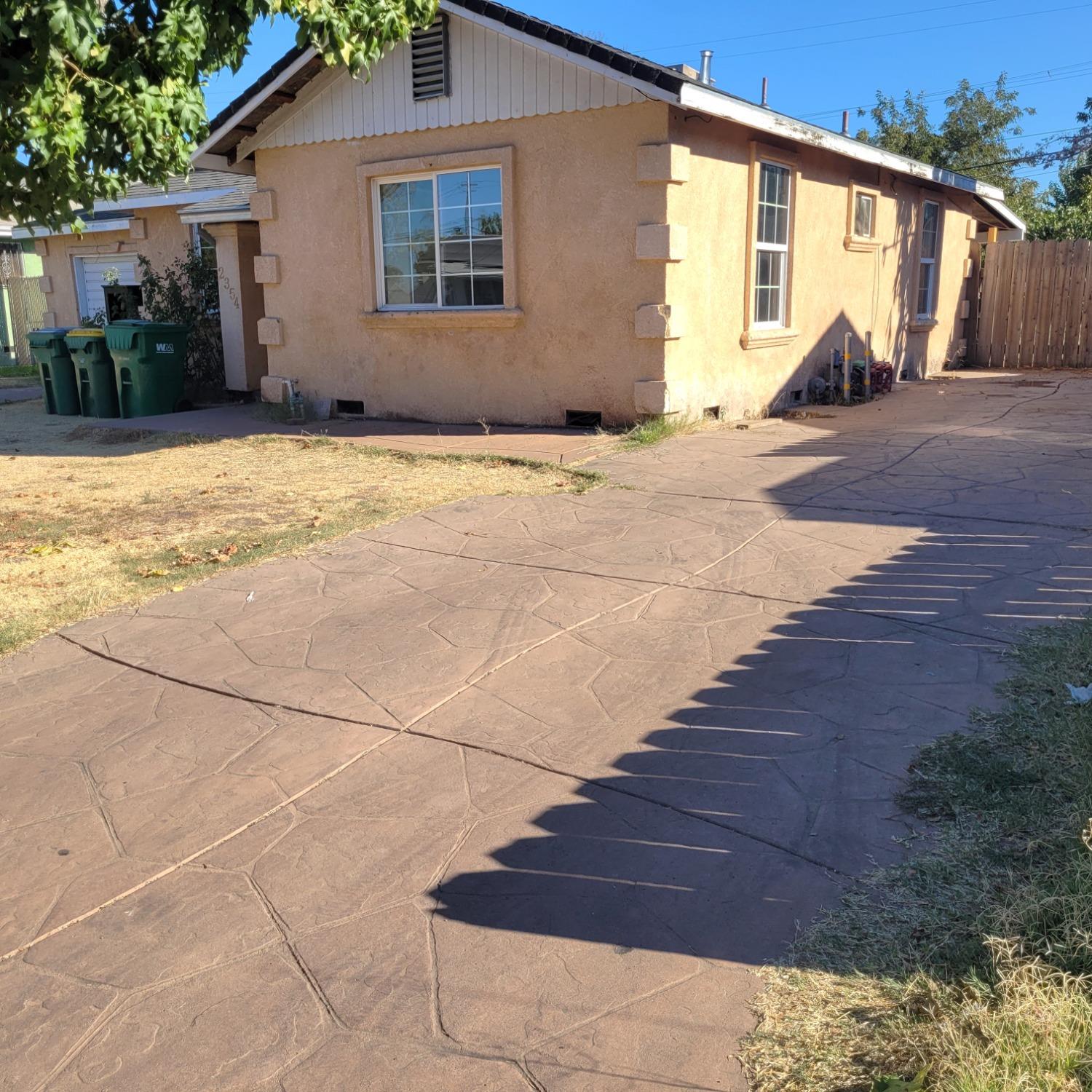 a view of backyard of the house