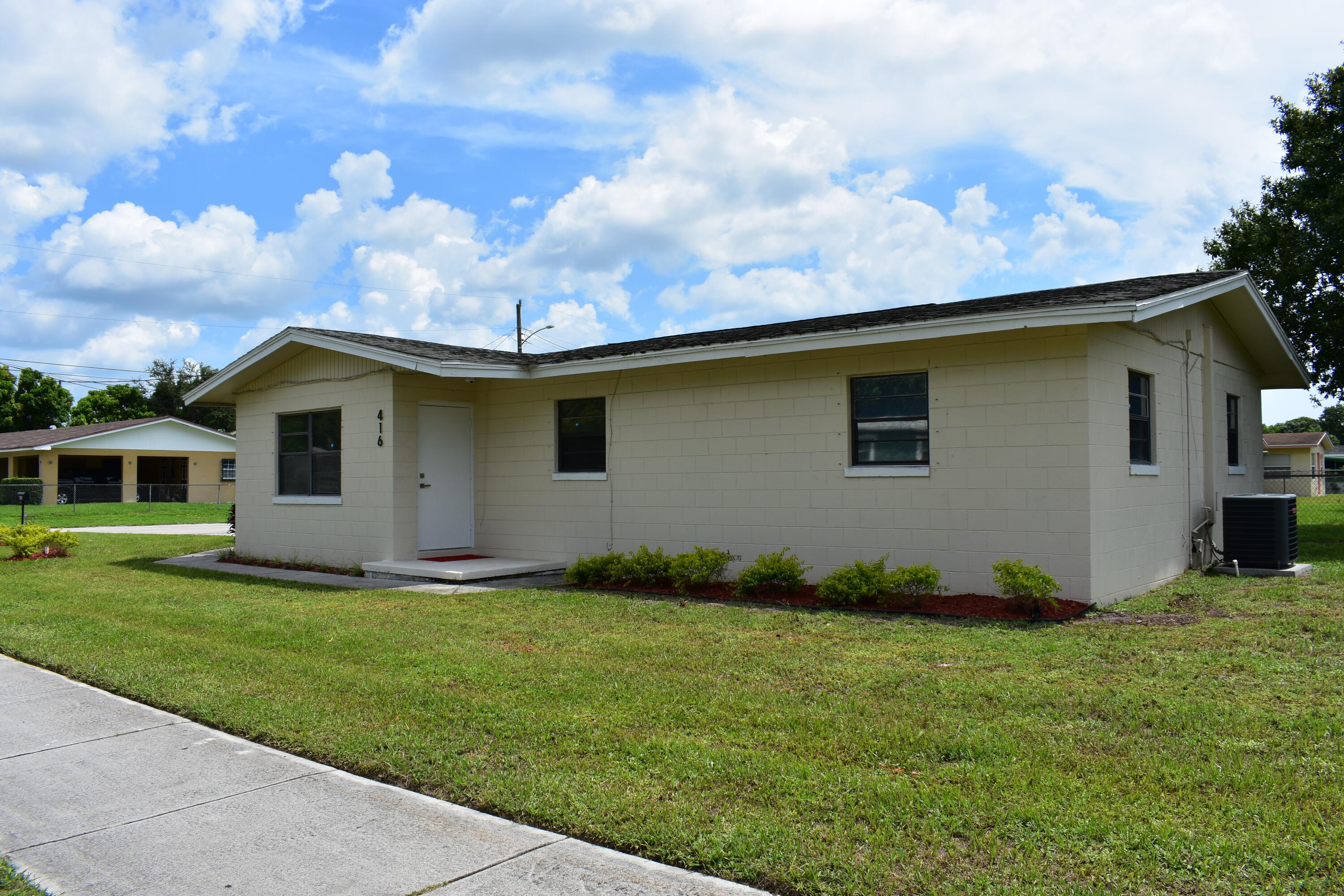 a view of a house with backyard