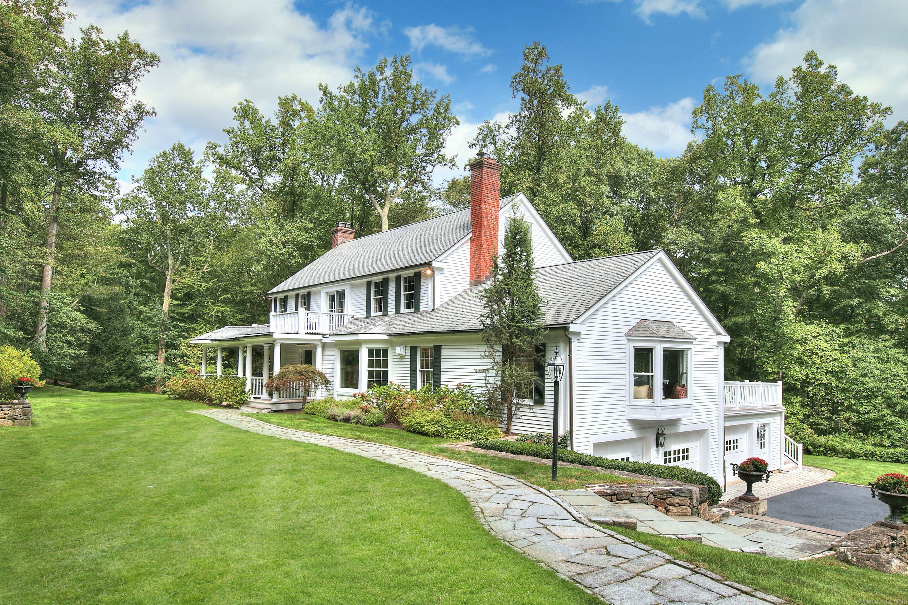 a view of a yard in front of house