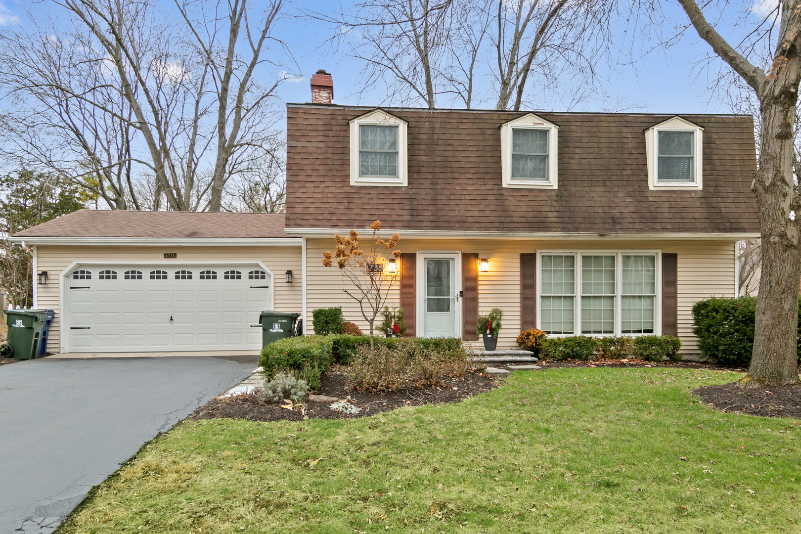 a view of a house with a yard