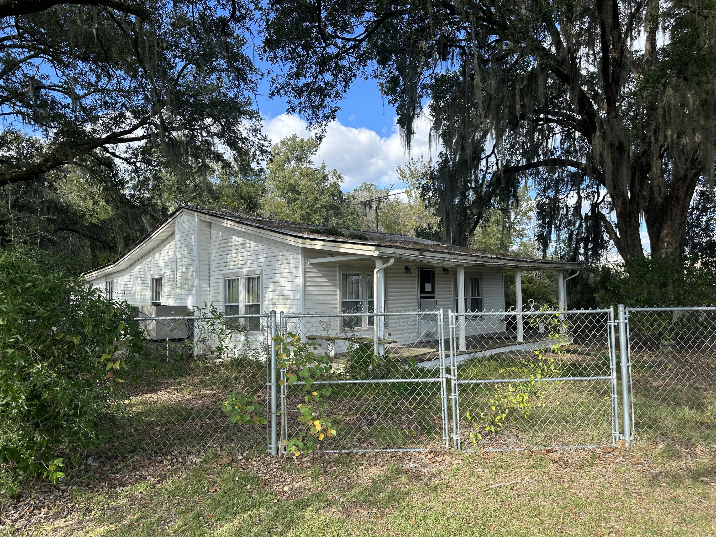 a view of a house with backyard