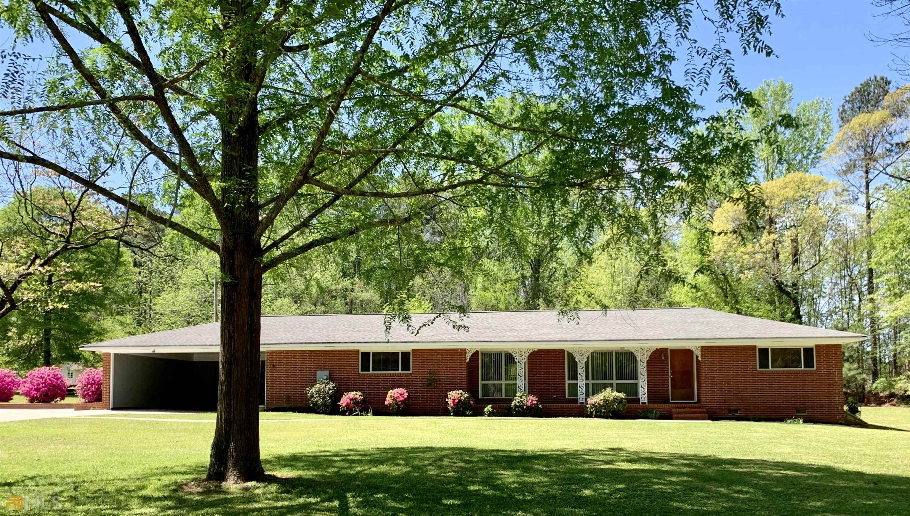 a view of an outdoor space