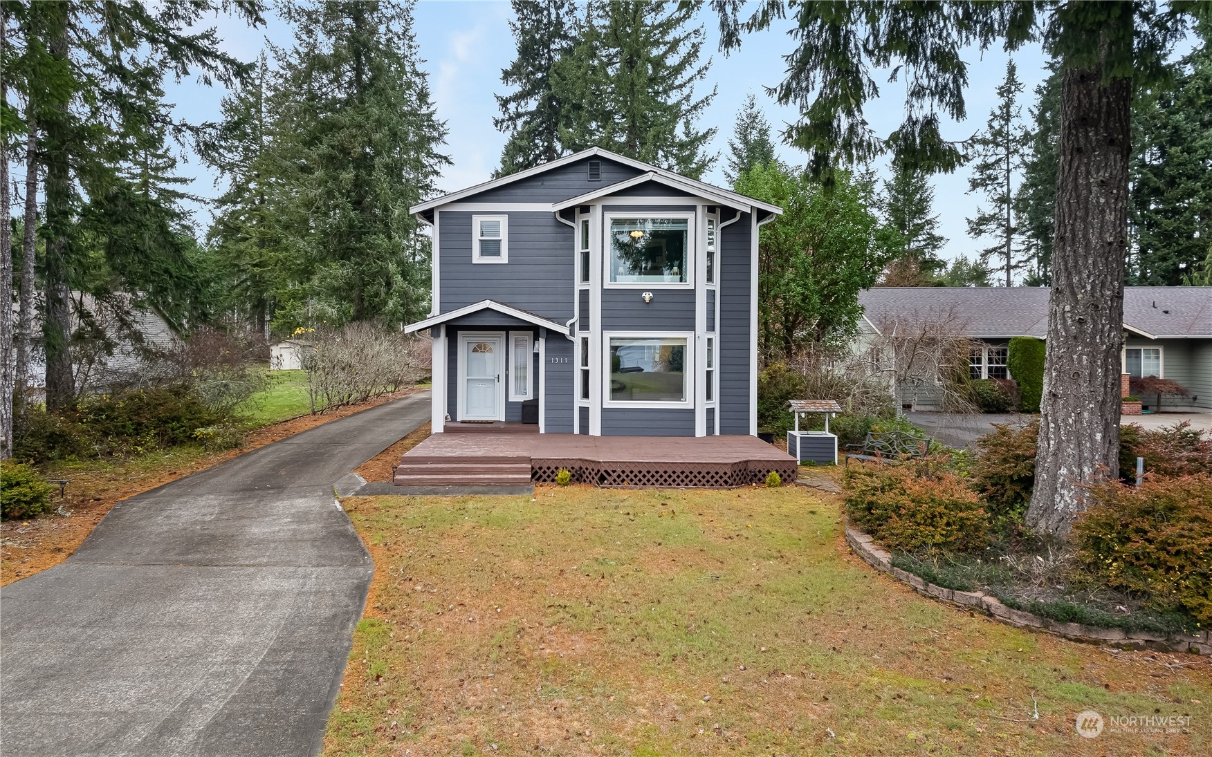 a view of a house with yard and tree s