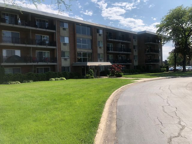 $2,295 | 2210 South Goebbert Road, Unit 228 | Arlington Heights