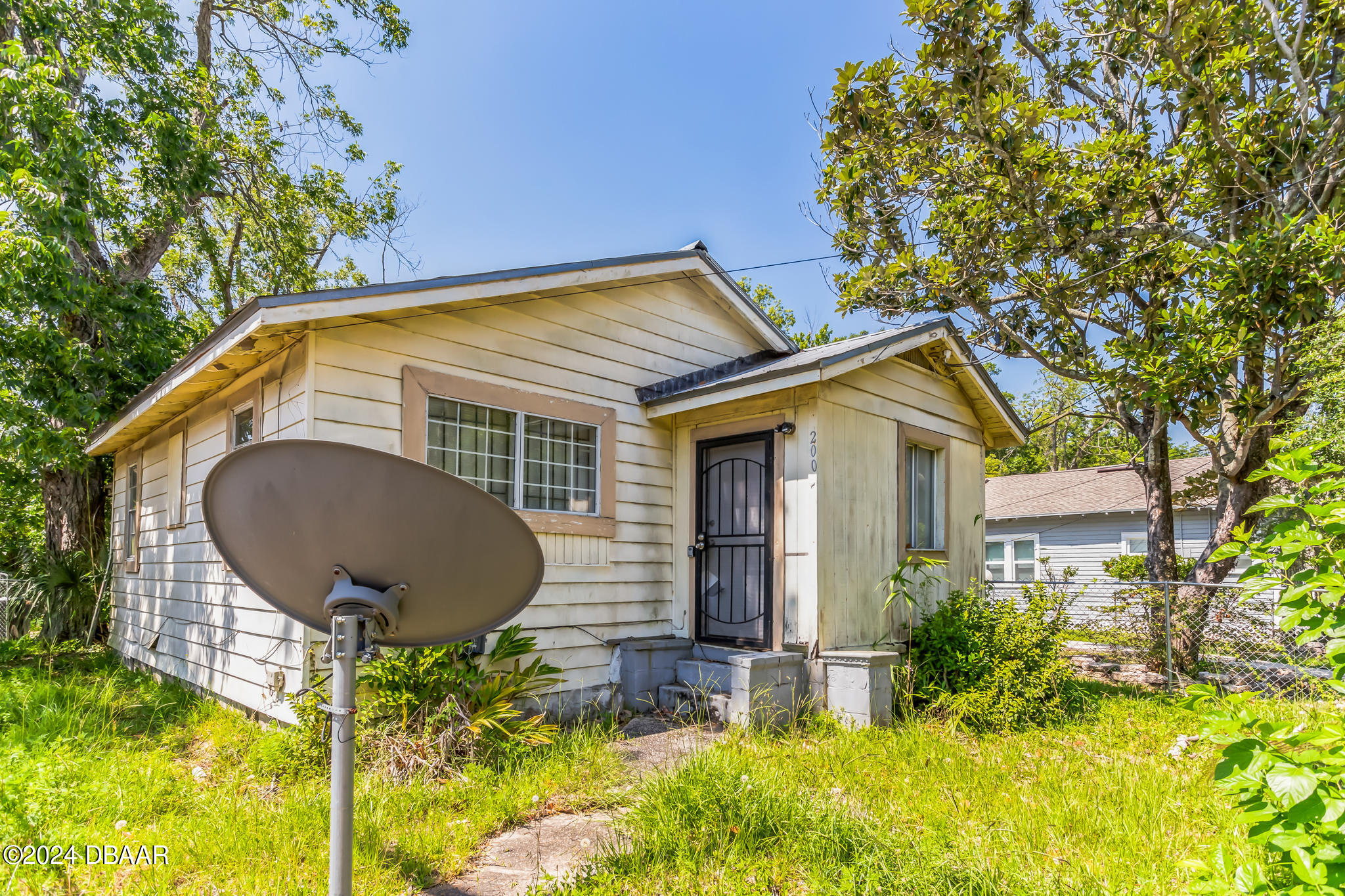 a view of a house with a backyard