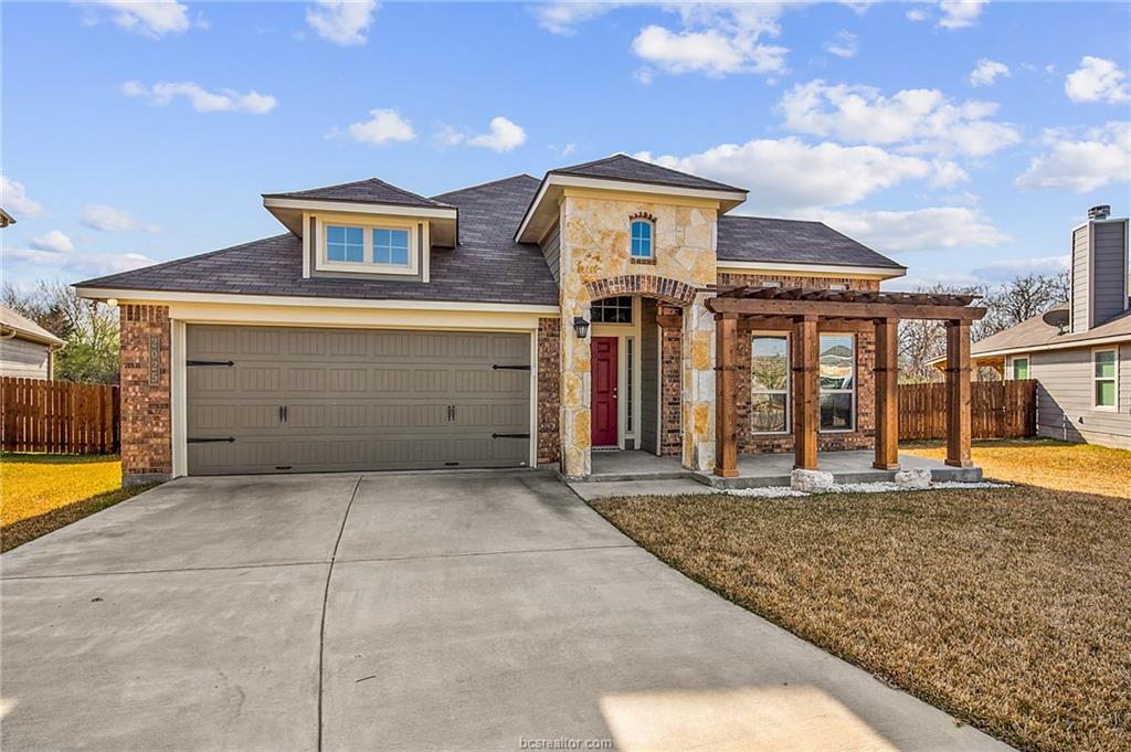 View of front facade featuring a front yard and a