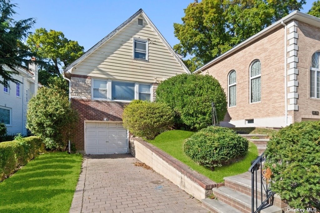 a view of a back yard of the house