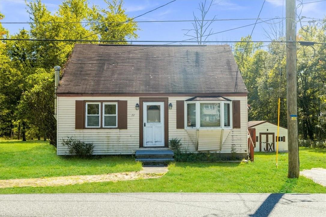 Cape cod house featuring a front yard