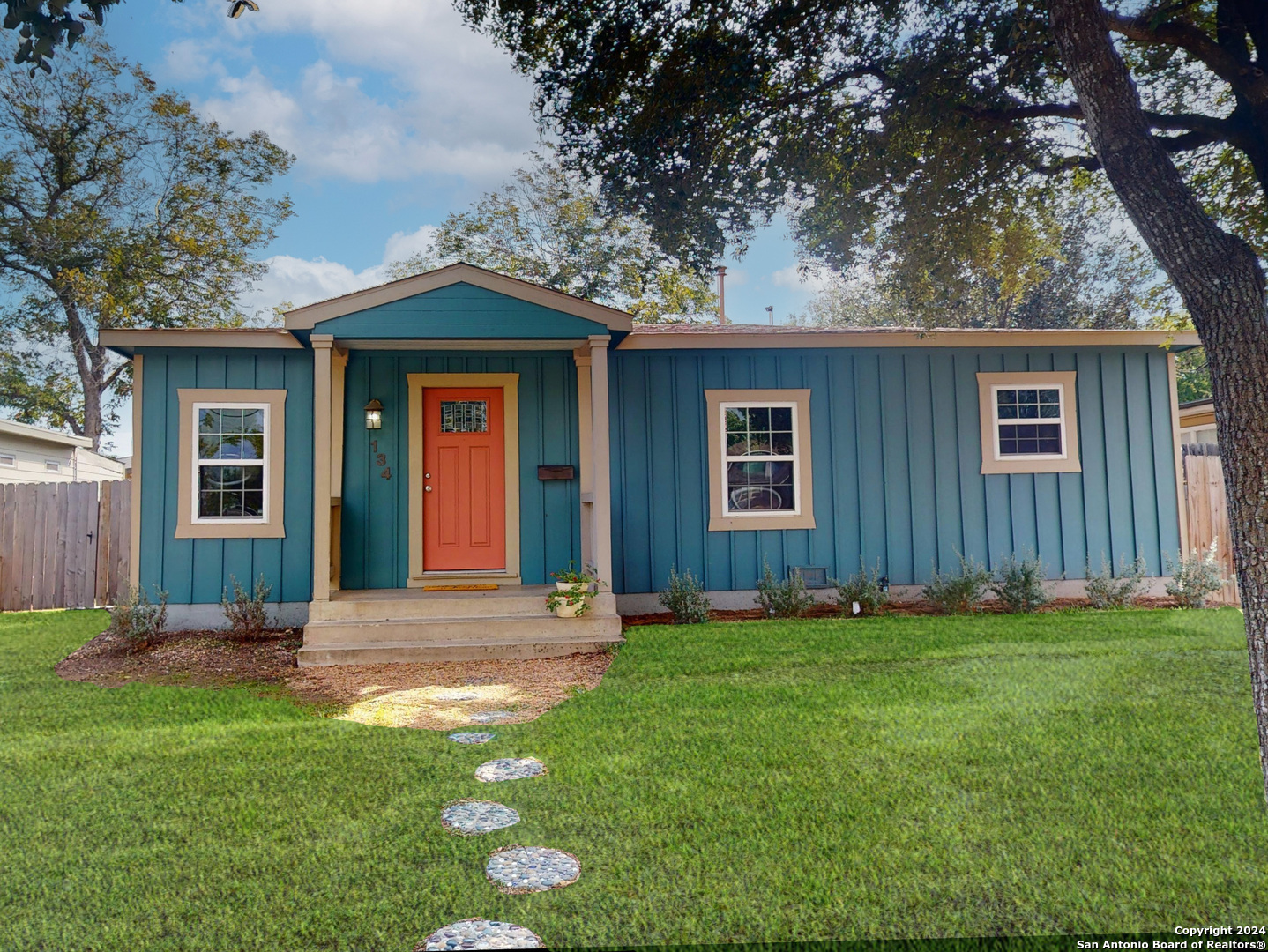 a view of front of a house with a yard