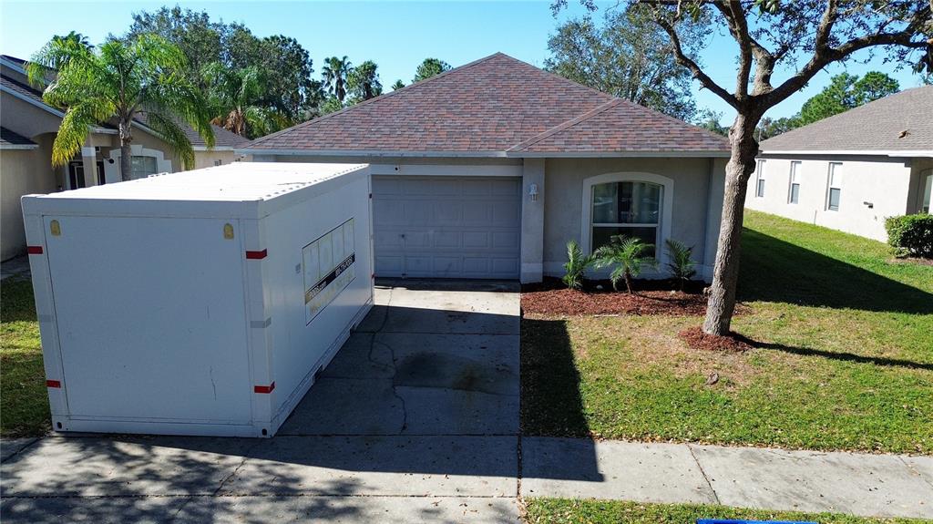 a view of a house with a yard