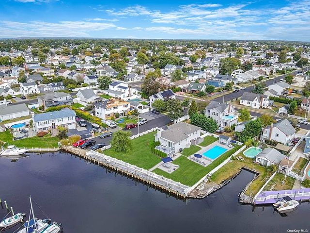 $899,000 | 215 West Santa Barbara Road | Copiague