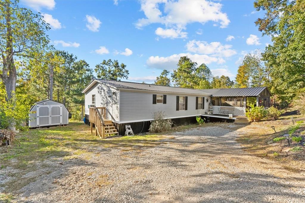 a view of a house with backyard