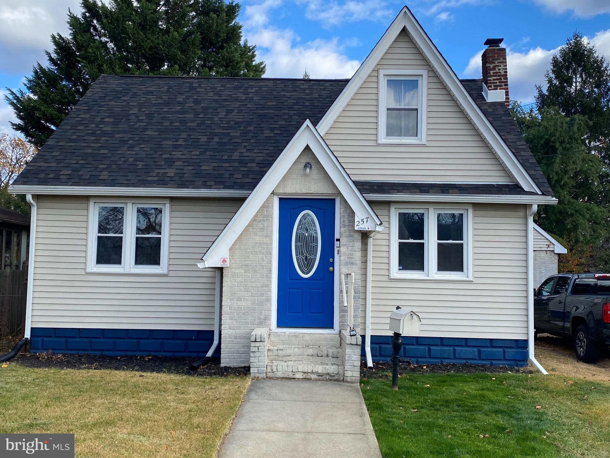 a view of front of house with a yard