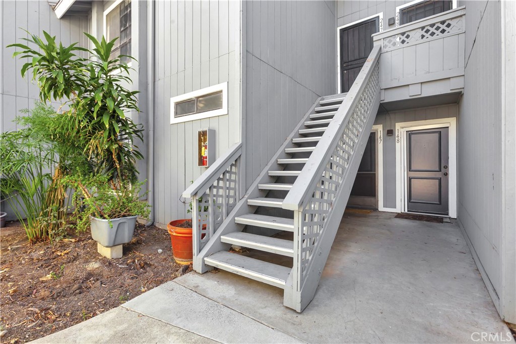 a view of an entryway with a workspace