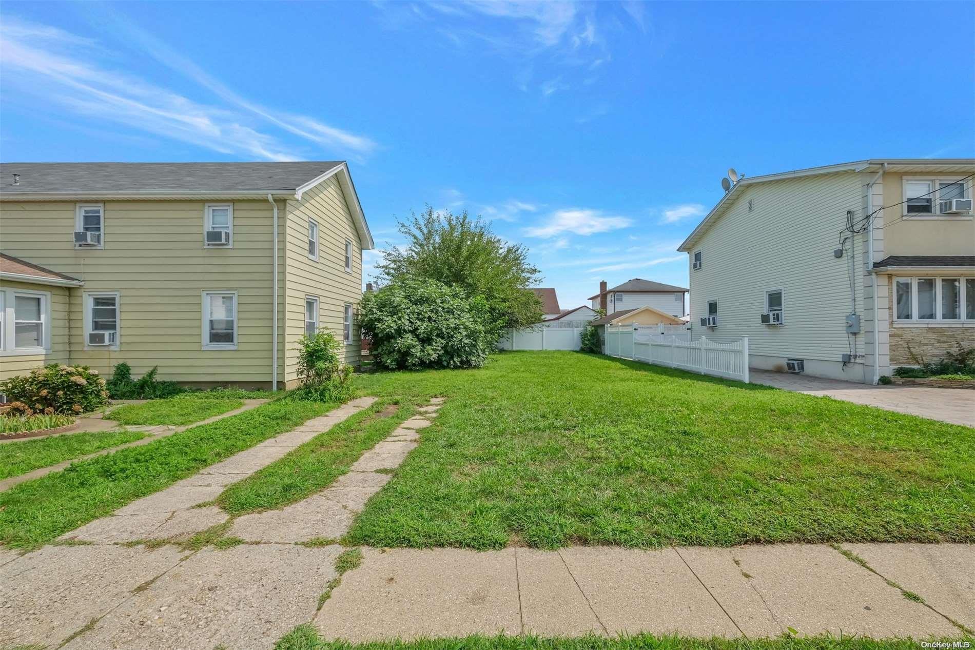 a view of back yard of the house