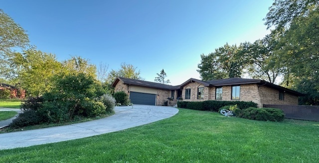 a view of a house with backyard and garden