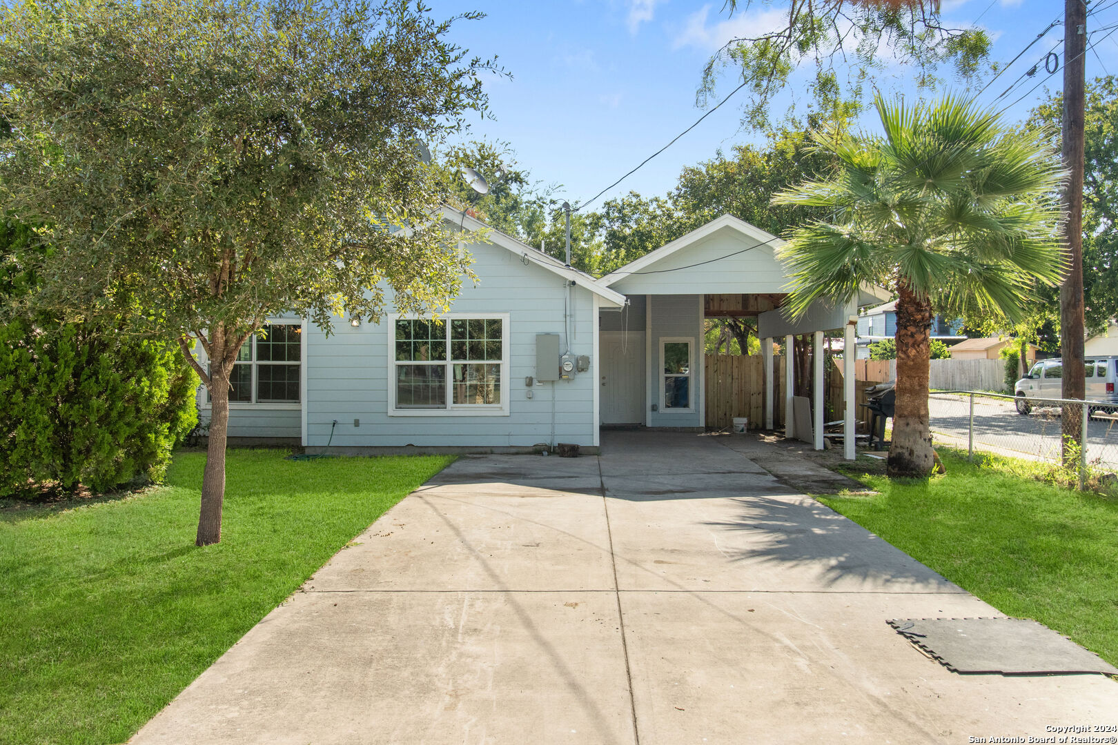 a view of a yard in front of house