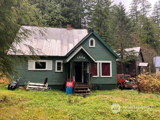 a view of a house with a yard