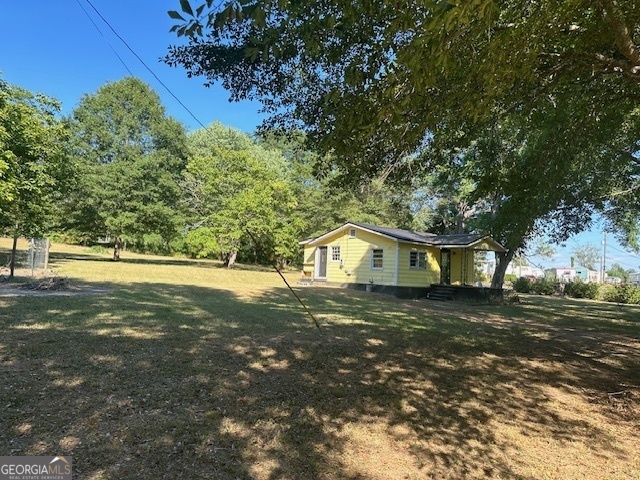 a view of a house with a yard