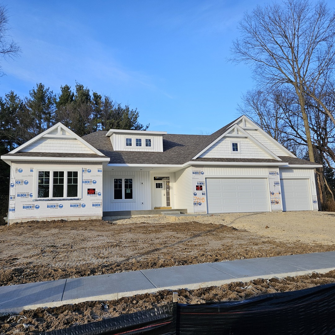 a view of front a house with a yard