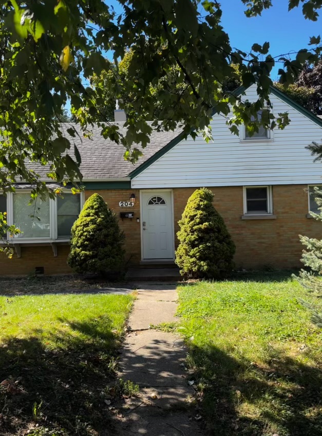 a view of a house with a yard