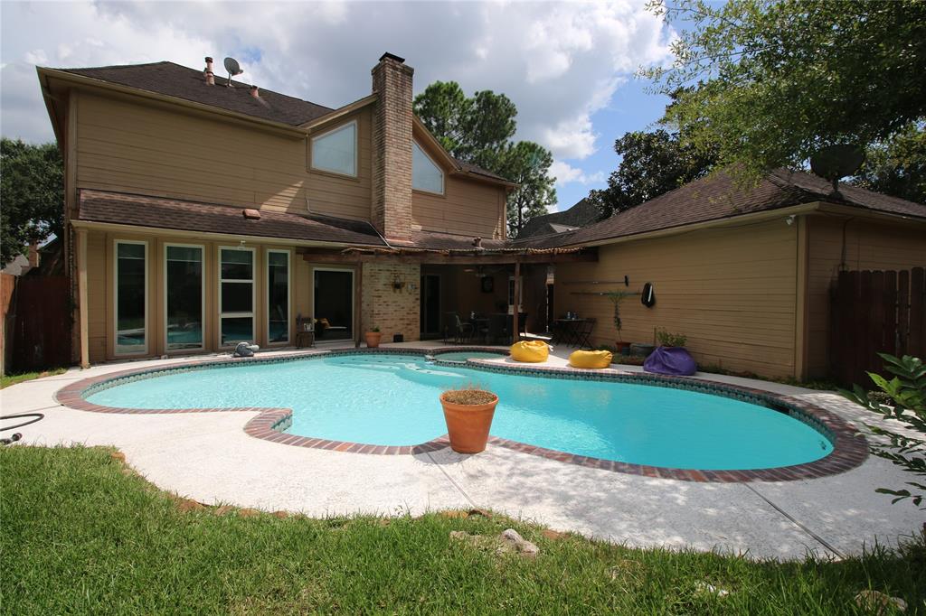 a view of a house with backyard and sitting area