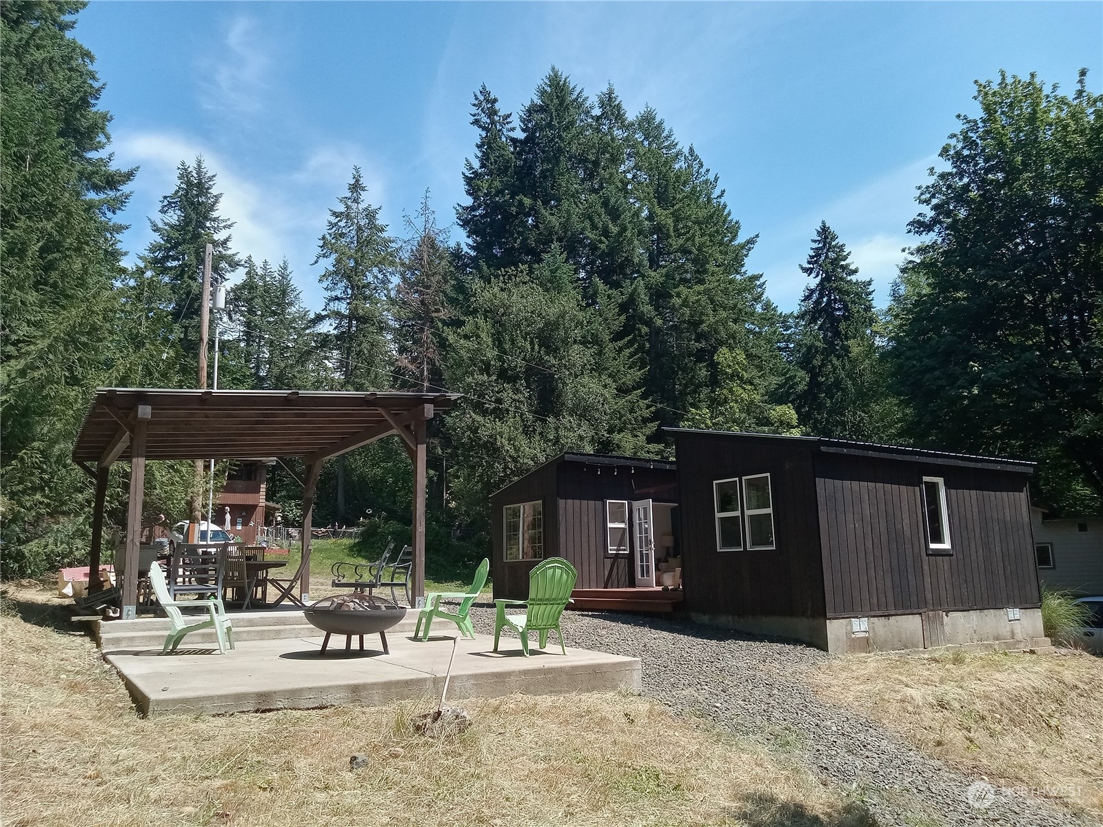 a view of a house with backyard and trees