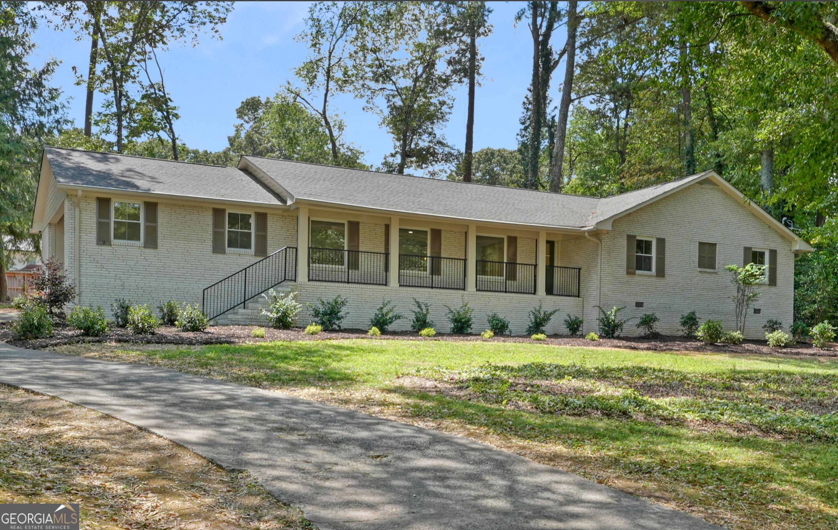 a view of a house with a yard