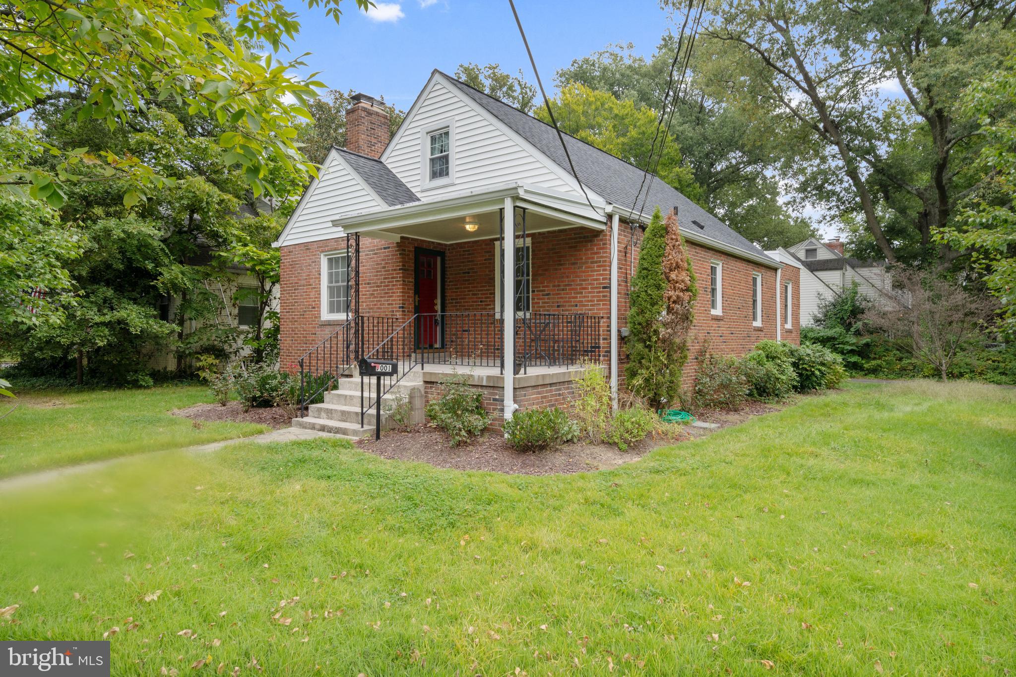 a view of a house with backyard and garden