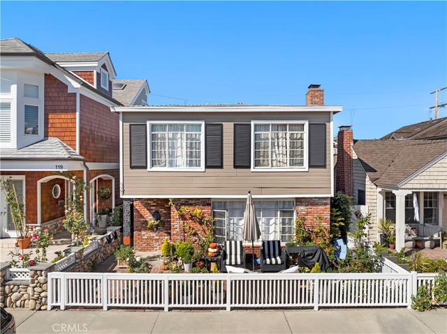 $3,650,000 | 121 Topaz Avenue | Balboa Island