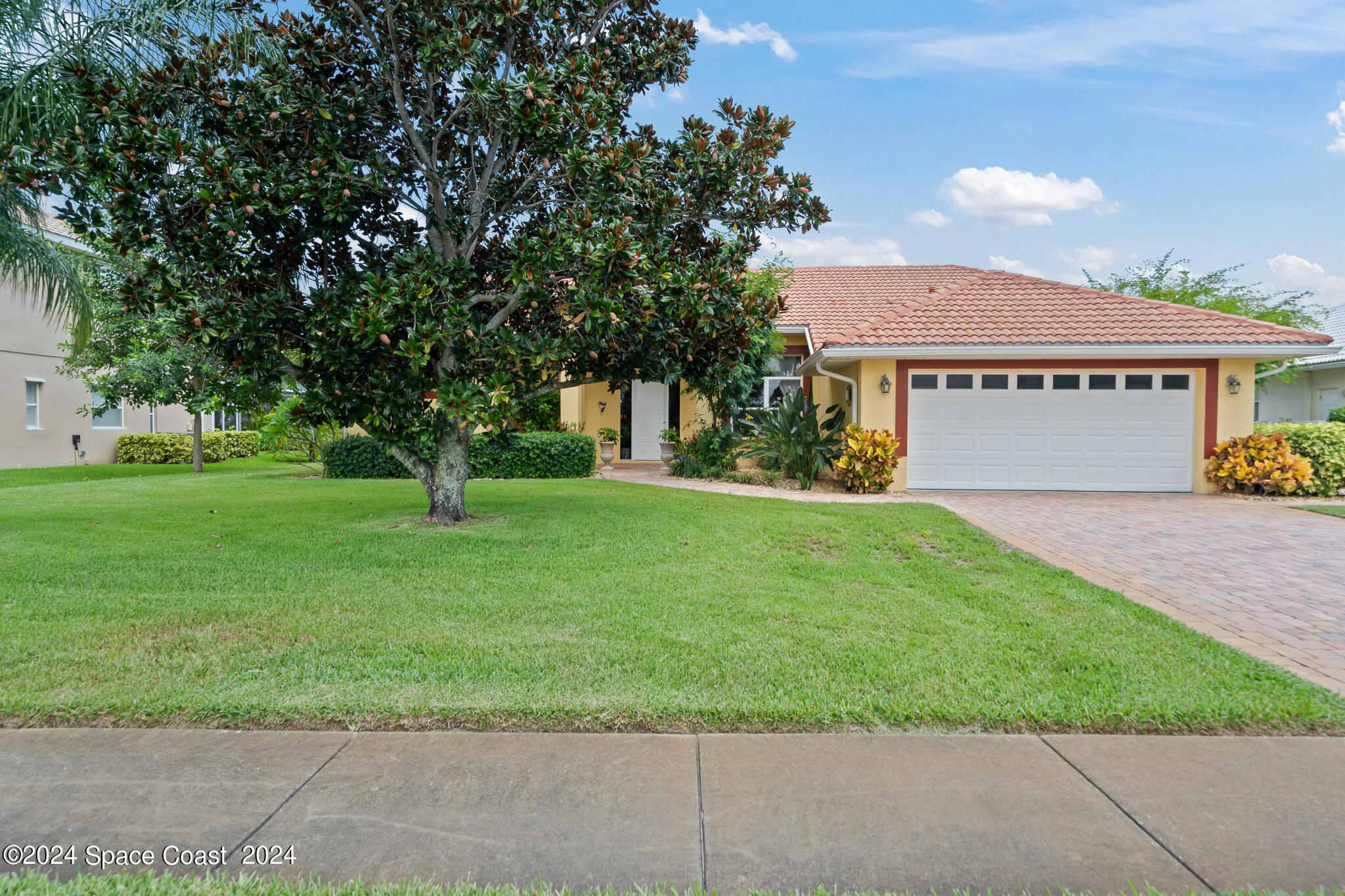 a view of house with a yard