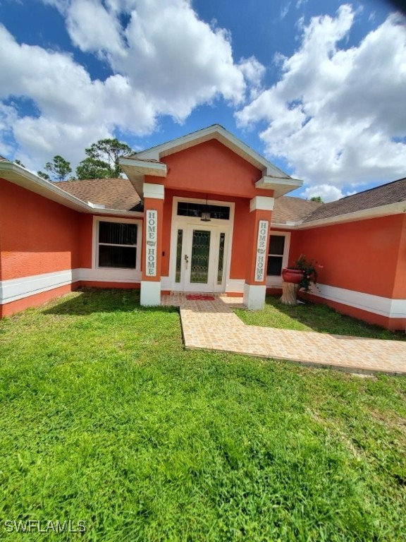 a view of a house with backyard and garden