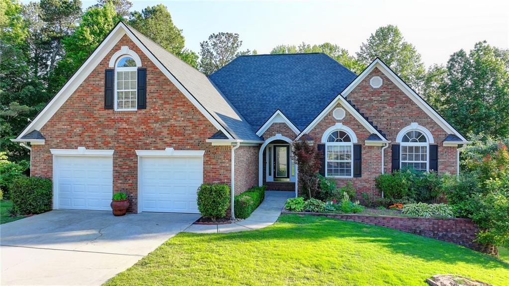 a view of a yard in front of house