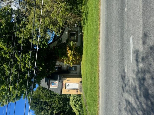 View of front facade featuring a front lawn