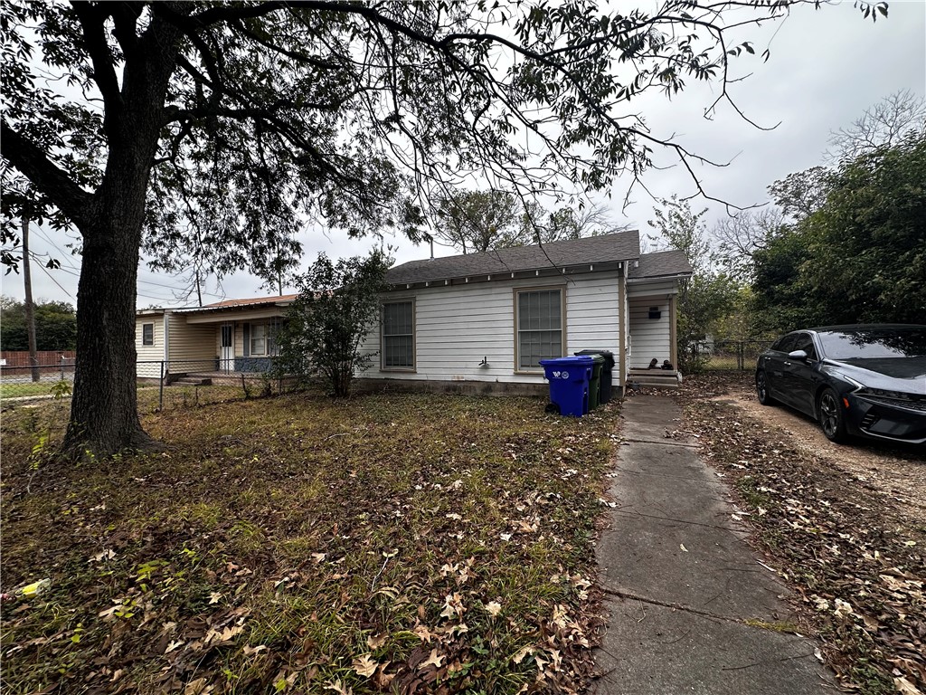 a view of a house with backyard