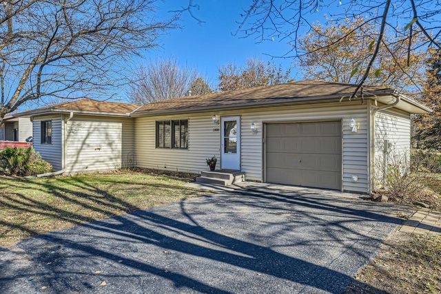 $270,000 | 1400 Carriage Hills Drive South | Cambridge