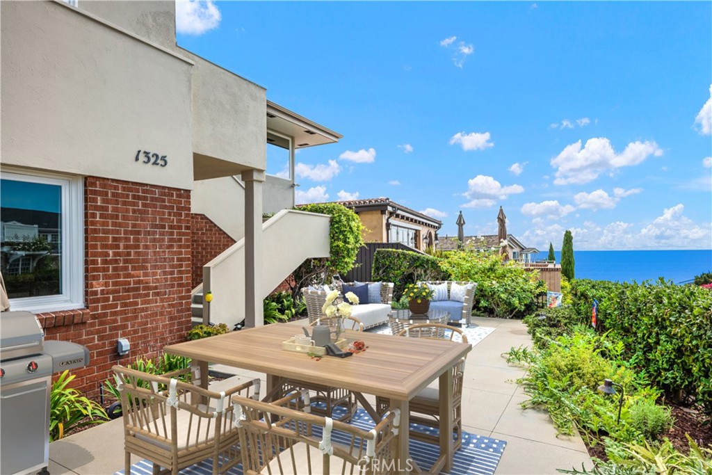 a view of a dinning tables and chairs in a patio