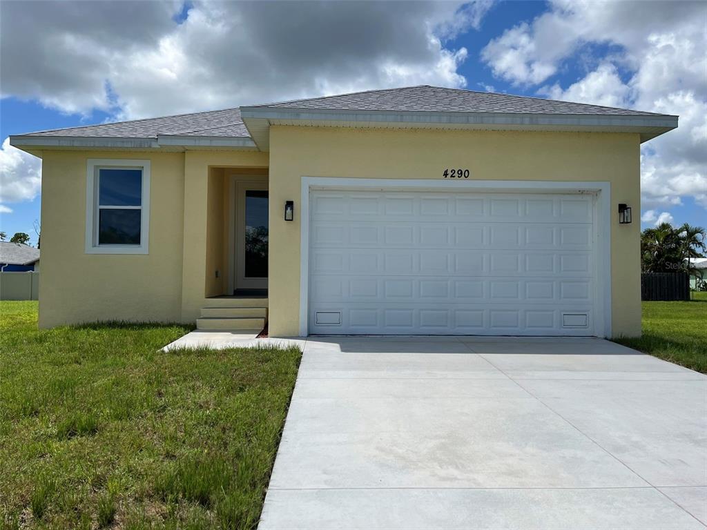 a view of a house with backyard