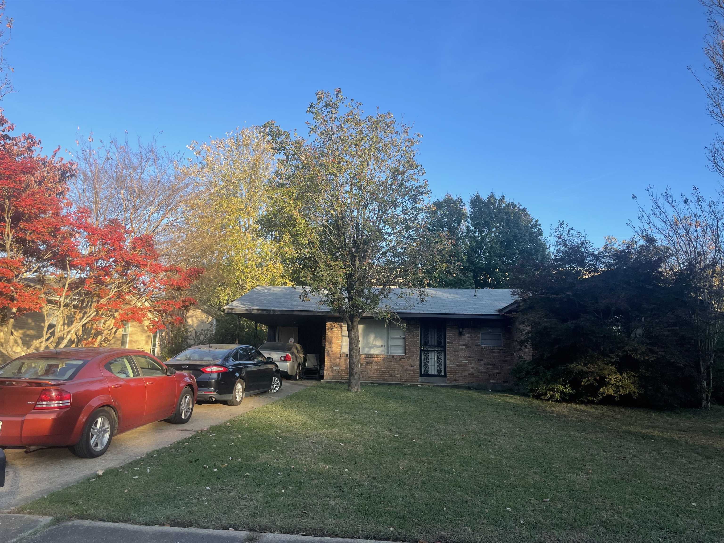 a view of a house with a yard