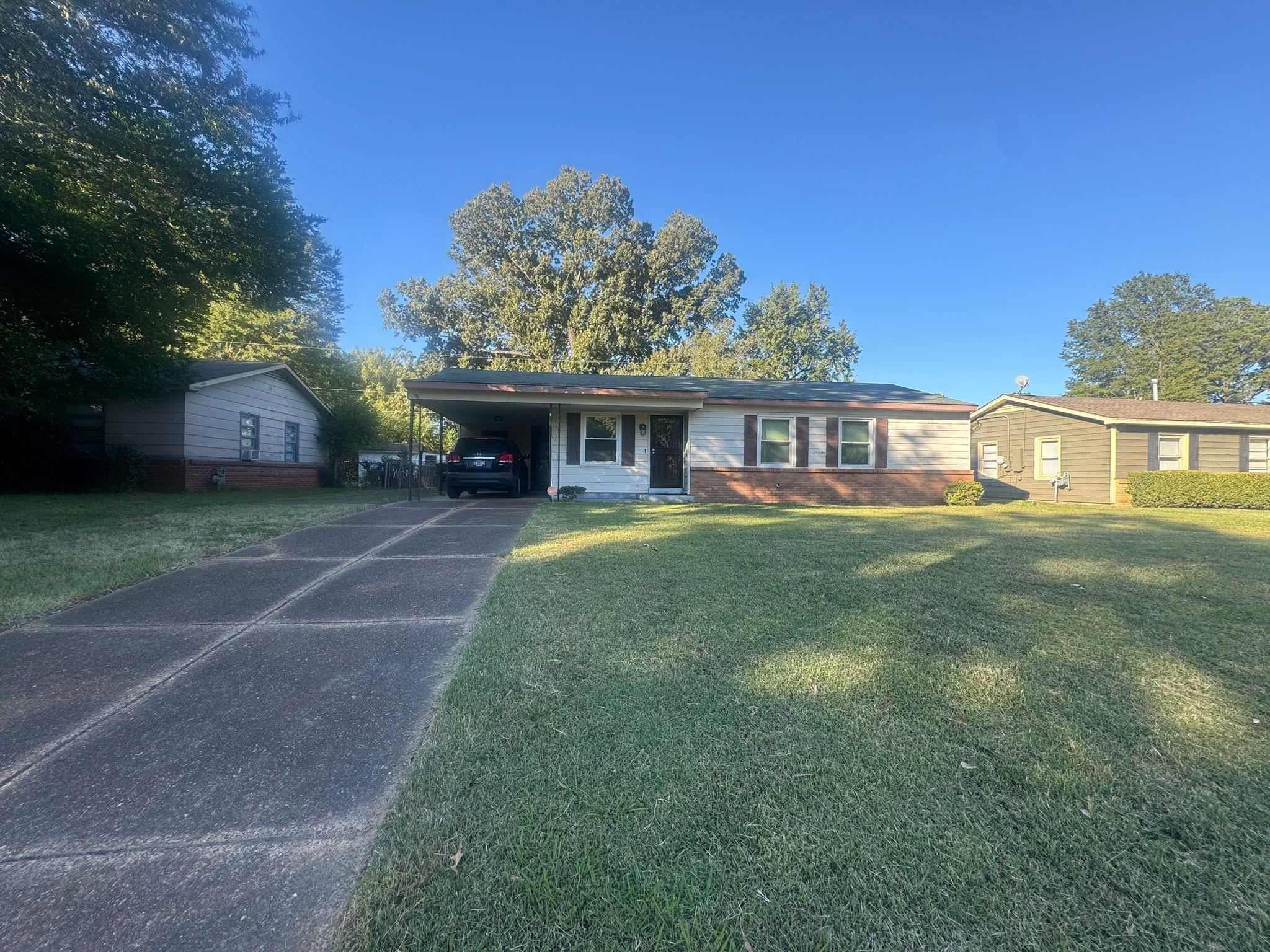 a view of a house with a yard