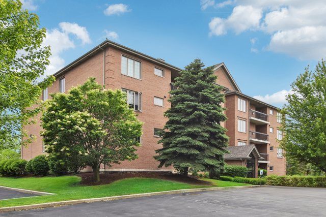 $275,000 | 6749 South Pointe Drive, Unit 1B | Tinley Park