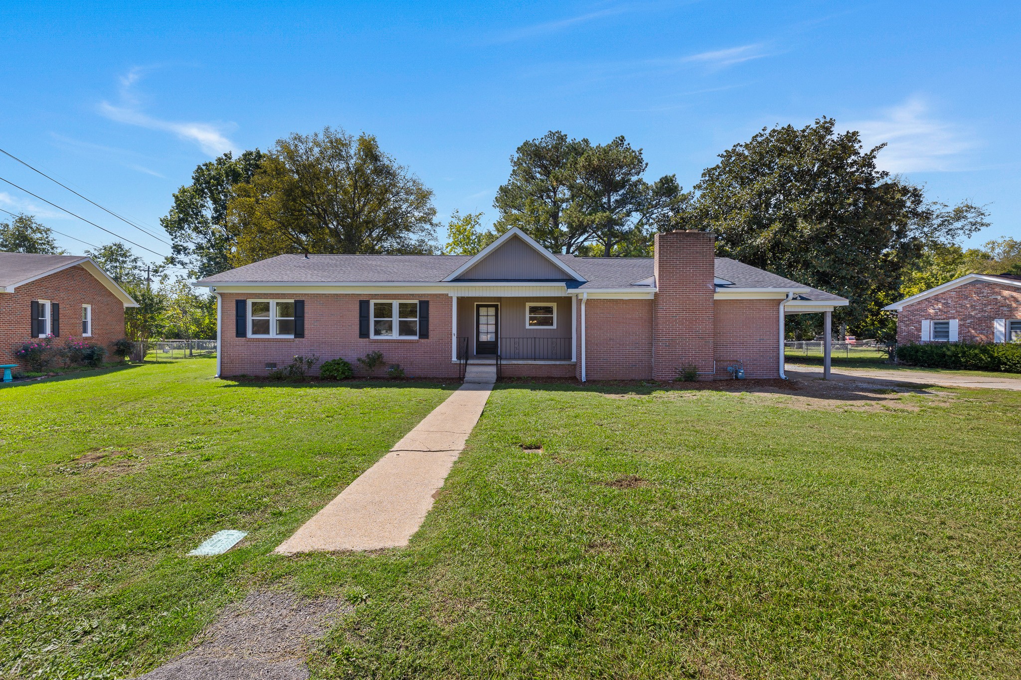 a view of a yard in front of house