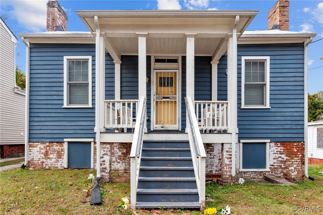 View of front of home featuring a porch