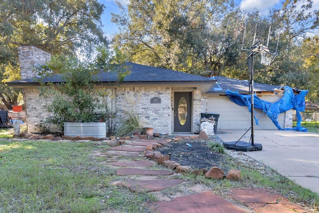 a view of a house with a yard