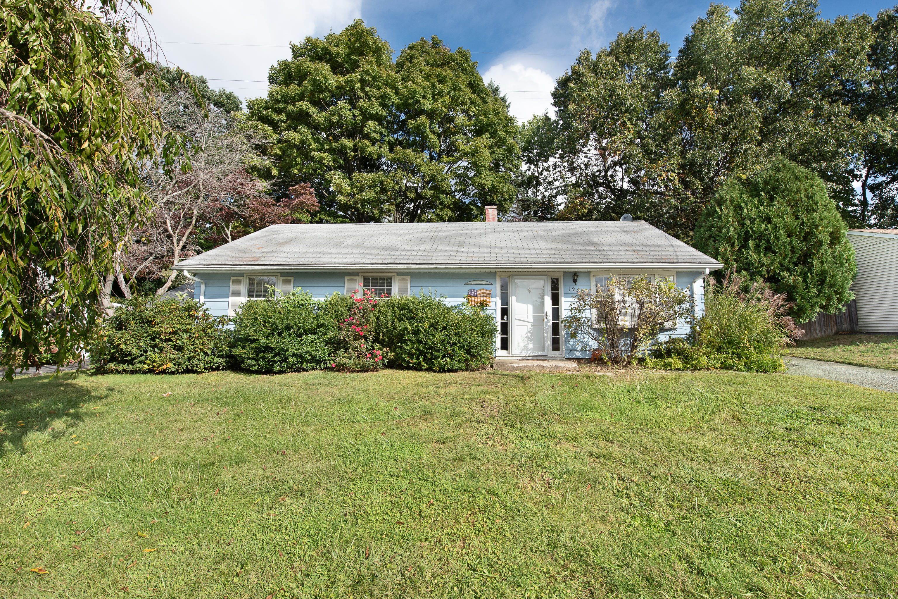 a view of a house with a yard