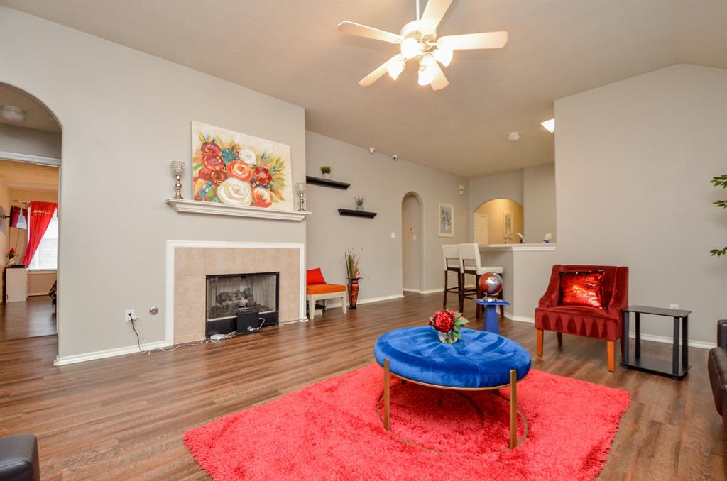 SPACIOUS LIVING ROOM