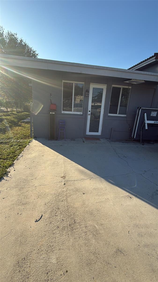 a view of back yard of the house