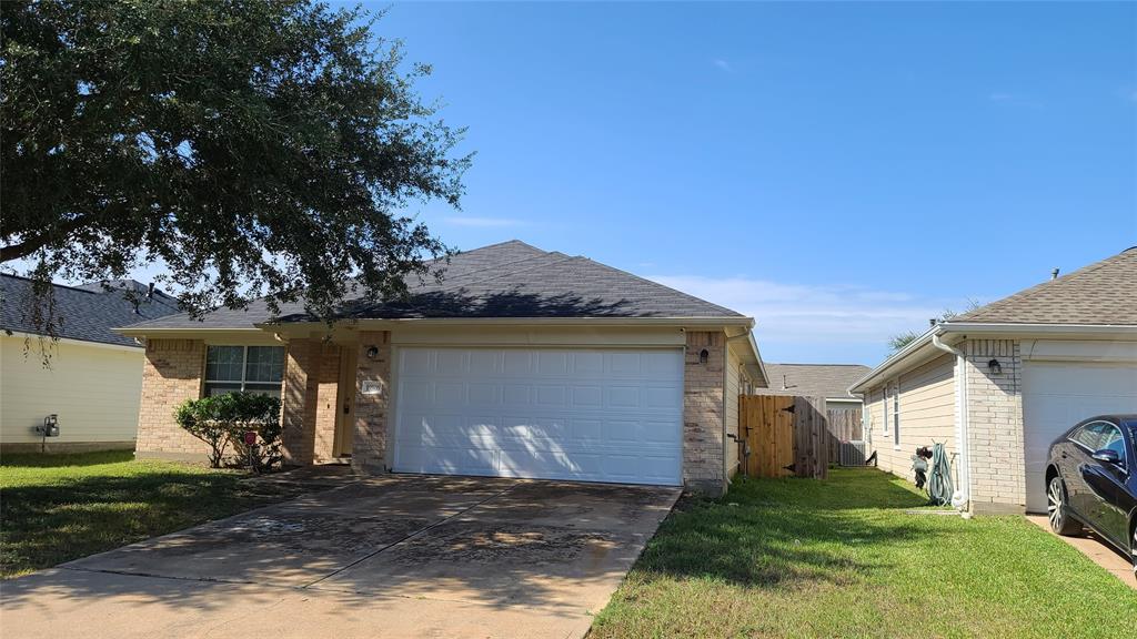 a front view of house with yard