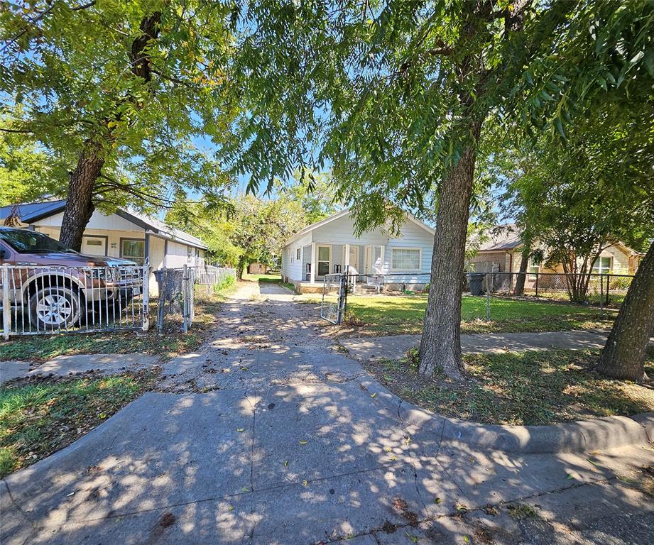 a view of a house with backyard and a tree